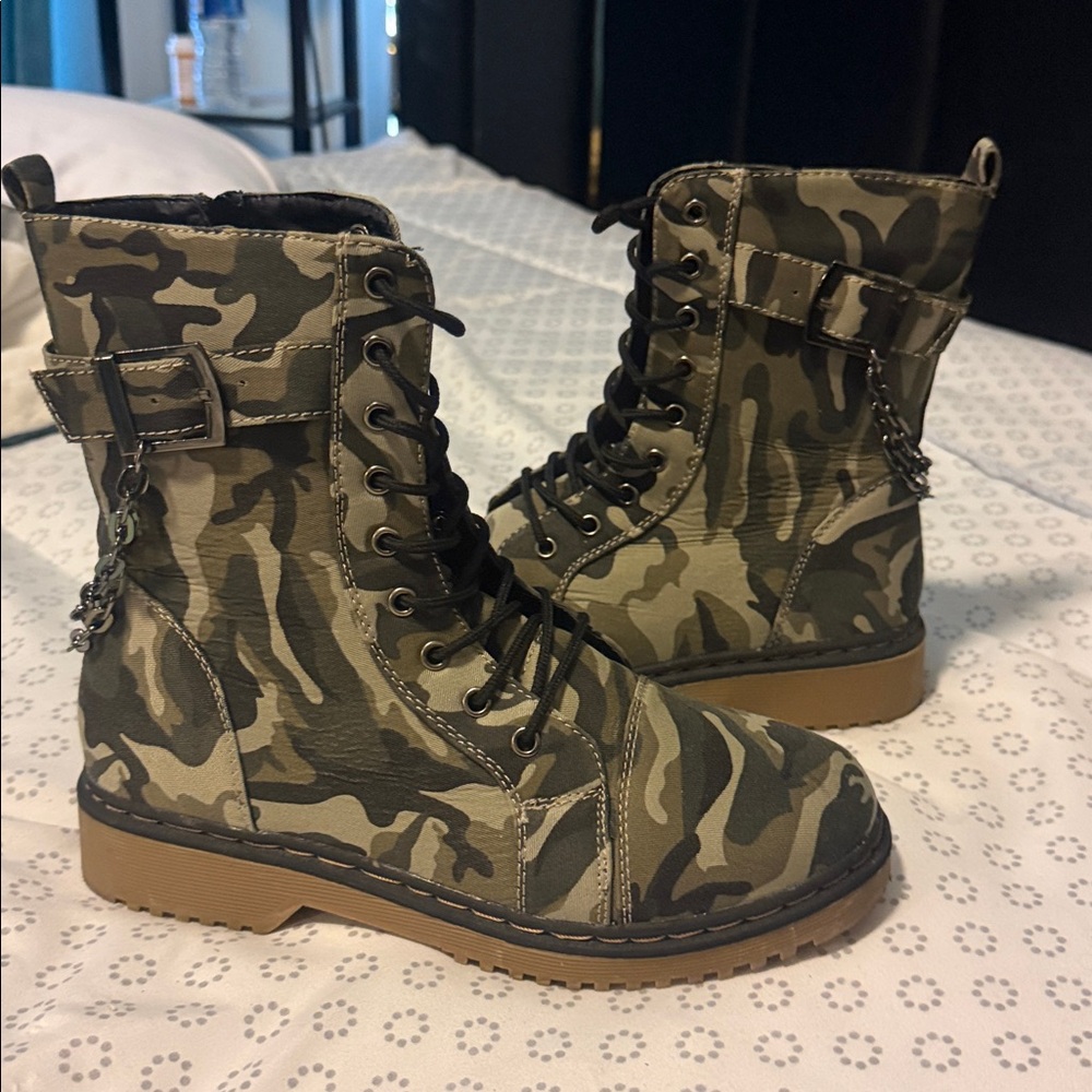 Camouflage Lace-Up Combat 🥾. forever.